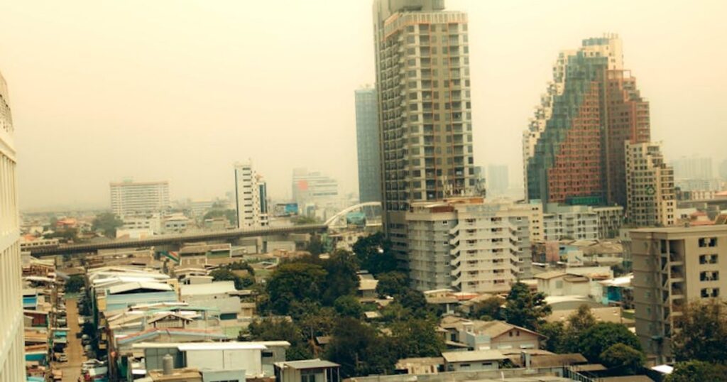 Bangkoks verborgen buurten: 4 wijken waar je nog tussen de locals staat (en niet in een bucketbar)